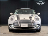MINIのフロントグリルのデザインはイギリスで生まれた当初から、シルバーのサイドバーが折り重なった伝統的なデザインで御座います。その伝統はBMWのお車になってからでも少しずつ形を変えて守られております