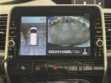 【アラウンドビューモニター】自車周辺をぐるりと俯瞰できるカメラで危険を察知。上空からの映像で自動車や障害物の位置が詳細に確認できるので、狭い駐車場でも安心して駐車できますね。