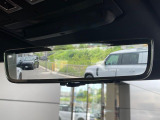 クリアサイトインテリアリアビューミラーは車体に装備したカメラによって、後方の映像がミラーに映し出されます。ミラーユニット下部のレバーで簡単にモード切替も可能です。