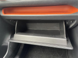【グローブボックス】大容量のグローブボックスです!!車検証ケース他、日頃使う小物類の収納スペースもたくさんあります!