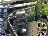 【LEDヘッドライト】悪天候や夜間走行時も良好な視界を確保し安心して運転できる高輝度LEDヘッドライトを装備!点灯速度が早く、消費電力も抑えられています。