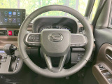 インテリアに合わせたデザインのステアリングは、運転される方のことも考え、運転しやすい形状、大きさです。是非一度、実際に触ってお確かめください。