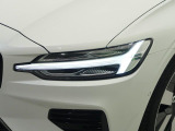 【LEDヘッドライト】ハイビームを先行車や対向車にあてず、その両サイドではハイビーム照射を維持。見える範囲が段違いに広くなりました。北欧神話に登場するトールハンマーをモチーフにデザイン。