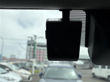 【ドライブレコーダー】映像・音声などの運転中の記録を残します。事故などを起こした起こされた時の証拠になりえますので、もしも時でも安心ですね。