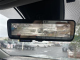 【デジタルインナーミラー(トヨタ)】車両後方カメラの映像をルームミラーに映すことが出来ます。 そのため、後席に人や荷物があって後方が見えづらい場合でもしっかり視界を確保することが出来ます。