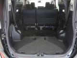3列目シートは跳ね上げ式で折りたたみ可能です。キャンプ用品など大きな荷物もばっちり収納可能です!