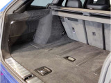 【トランクルーム】全面をファブリック処理し荷物に傷がつくのを防ぎます。ラゲージルーム照明を装着。背もたれをほぼ水平まで倒すことが出来ますので、大きな荷物の収納にも便利です。