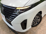 【LEDヘッドライト】悪天候や夜間走行時も良好な視界を確保し安心して運転できる高輝度LEDヘッドライトを装備!点灯速度が早く、消費電力も抑えられています。