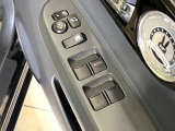 【電動格納ミラー】サイドミラーは電動格納式となっており、狭い駐車場でもキズがつくリスクを抑えられます。