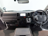 高いホールド性で運転姿勢が安定します。長距離ドライブでも疲れにくいのが魅力です。快適なドライビングライフをお送りください♪