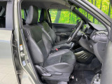 運転席まわりには十分なスペースがあり、大柄な方でもゆったり運転していただける環境です。