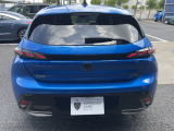 リア部分の特徴的な三本テールランプ。