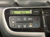 【オートエアコン】一度お好みの温度に設定すれば、車内の温度を検知し風量や温度を自動で調整。暑い&hellip;寒い&hellip;と何度もスイッチ操作をする必要はありません。快適な車内空間には必須の機能ですね♪