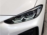 【LEDヘッドライト】先進のLEDテクノロジーを採用。放射される白色光の周波特性は太陽光に近く、バイキセノン・ヘッドライトを上回るコントラストで更に明るく輝きます!
