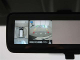 パノラミックビューモニター付きです。車両を上から見たような映像をディスプレイオーディオ画面に表示。運転席からの目視だけでは見にくい、車両周辺の状況をリアルタイムでしっかり確認できます。
