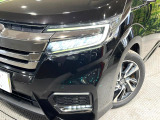 【LEDヘッドライト】悪天候や夜間走行時も良好な視界を確保し安心して運転できる高輝度LEDヘッドライトを装備!点灯速度が早く、消費電力も抑えられています。