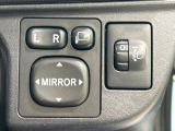 【電動格納ミラー】サイドミラーは電動格納式となっており、狭い駐車場でもキズがつくリスクを抑えられます。