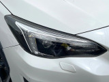 【LEDヘッドライト】悪天候や夜間走行時も良好な視界を確保し安心して運転できる高輝度LEDヘッドライトを装備!点灯速度が早く、消費電力も抑えられています。
