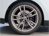 【BMWアロイホイル】軽量かつ強度に拘ったアロイホイル。走行性能ポテンシャルを引き出す設計。車の足元を引き締めてくれる大きなポイントはアロイホイルです。