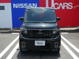 NISSANエンブレムに内蔵されたセンサーで2台前を走る車両を検知し注意を喚起してくれるインテリジェントFCW(前方衝突予測警報)が付いています!高速道路の走行時に前が見えないときなどに役立ちます!