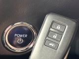 【スマートキー】カバンやポケットに入れたままでもドアの施錠・解錠が可能なスマートキーを装備。エンジンのオン・オフ時もカギを取り出す必要が無いからとっても便利です♪