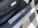 乗車口足元にはPEUGEOTのロゴ入り。