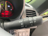 【オートライト】周りの明るさに応じて自動でヘッドライトの点灯・消灯ができる機能です!ライトの付け忘れ・消し忘れなどが無くなり、雨の日や夕方の走行も安心!トンネル通過時も便利ですね♪