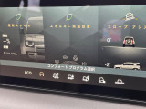 高い走破性も魅力のランドローバー。それを実現するテレインレスポンスには「オンロード」「草/砂利/雪」「泥/轍」「砂地」のモードを搭載!地形や天候に左右されない足元の確かさを実感ください。