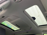 【サンルーフ】開放感たっぷりの希少装備、サンルーフが装着されています!車内に明かりを取り入れたり景色を楽しむ以外にも、車内の空気も簡単に換気できて快適です!