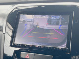 【バックカメラ】駐車時に後方がリアルタイム映像で確認できます。大型商業施設や立体駐車場での駐車時や、夜間のバック時に大活躍!運転スキルに関わらず、今や必須となった装備のひとつです!