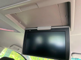 【フリップダウンモニター】大画面モニターで後席でもエンタメをお楽しみいただけます。小さなお子様にも大人気の装備です♪