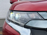 【LEDヘッドライト】悪天候や夜間走行時も良好な視界を確保し安心して運転できる高輝度LEDヘッドライトを装備!点灯速度が早く、消費電力も抑えられています。