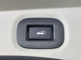 【パワーバックドア】スマートキーや運転席のボタンを押すだけでリアゲートが自動で開閉します!荷物を持っている時や、高い位置にあるバックドアを閉める際に便利な機能です♪