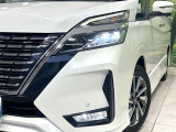 【LEDヘッドライト】悪天候や夜間走行時も良好な視界を確保し安心して運転できる高輝度LEDヘッドライトを装備!点灯速度が早く、消費電力も抑えられています。
