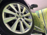 【純正オプション18インチアルミホイール】純正オプションホイールを装着。走行性能の向上に加え、外観もよりスタイリッシュになっています。