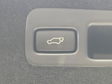 【パワーバックドア】スマートキーや運転席のボタンを押すだけでリアゲートが自動で開閉します!荷物を持っている時や、高い位置にあるバックドアを閉める際に便利な機能です♪