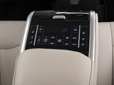 後席もVIP装備!後席センターコンソールの画像です!こちらのお車には、後席にもパワーシートが装備されています!更にオーディオなども後席から操作出来るなど豪華!ゲストに喜んで頂ける装備ですね!