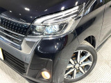 【LEDヘッドライト】悪天候や夜間走行時も良好な視界を確保し安心して運転できる高輝度LEDヘッドライトを装備!点灯速度が早く、消費電力も抑えられています。