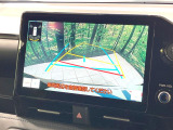 【バックカメラ】駐車時に後方がリアルタイム映像で確認できます。大型商業施設や立体駐車場での駐車時や、夜間のバック時に大活躍!運転スキルに関わらず、今や必須となった装備のひとつです!