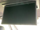 【13型有機ELフリップダウン】三列目からでも迫力のエンタメが観れる大画面フリップダウン。有機ELのモニターでは、一般的なフリップダウンよりも高コントラストでキレイな映像を楽しめます。