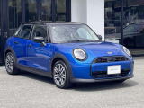 MINIのフロントグリルのデザインはイギリスで生まれた当初から、シルバーのサイドバーが折り重なった伝統的なデザインで御座います。その伝統はBMWのお車になってからでも少しずつ形を変えて守られております