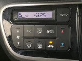 【オートエアコン】一度お好みの温度に設定すれば、車内の温度を検知し風量や温度を自動で調整。暑い&hellip;寒い&hellip;と何度もスイッチ操作をする必要はありません。快適な車内空間には必須の機能ですね♪