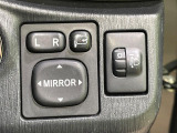【電動格納ミラー】サイドミラーは電動格納式となっており、狭い駐車場でもキズがつくリスクを抑えられます。