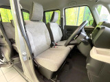 運転席まわりには十分なスペースがあり、大柄な方でもゆったり運転していただける環境です。