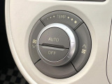 【オートエアコン】一度お好みの温度に設定すれば、車内の温度を検知し風量や温度を自動で調整。暑い&hellip;寒い&hellip;と何度もスイッチ操作をする必要はありません。快適な車内空間には必須の機能ですね♪
