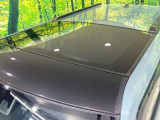 【ガラスルーフ】ガラスルーフ搭載で車内の解放感が一気にアップ!開放的なドライブをお楽しみいただけます。