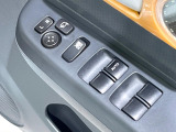 【電動格納ミラー】サイドミラーは電動格納式となっており、狭い駐車場でもキズがつくリスクを抑えられます。