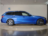 【BMWの伝統-3】BMWのお車は、&ldquo;駆け抜ける歓び&rdquo;を体現しております。走行の安定性とコーナリングの良さを追求し、思い通りにハンドルの操作可能です。