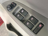 【電動格納ミラー】サイドミラーは電動格納式となっており、狭い駐車場でもキズがつくリスクを抑えられます。