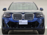 【キドニーグリル】BMWの代名詞。一目見ただけでBMWであると認識できる確固たるアイコンとして存在感を放ちます。